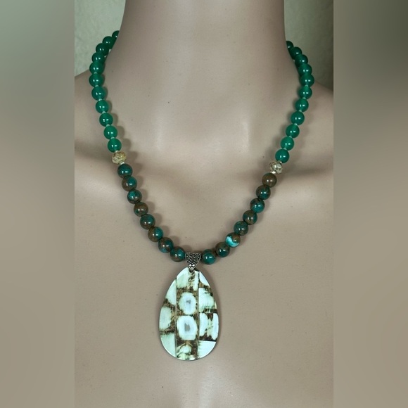 Handmade Jewelry - 22 inch Green Agate bead necklace NWOT